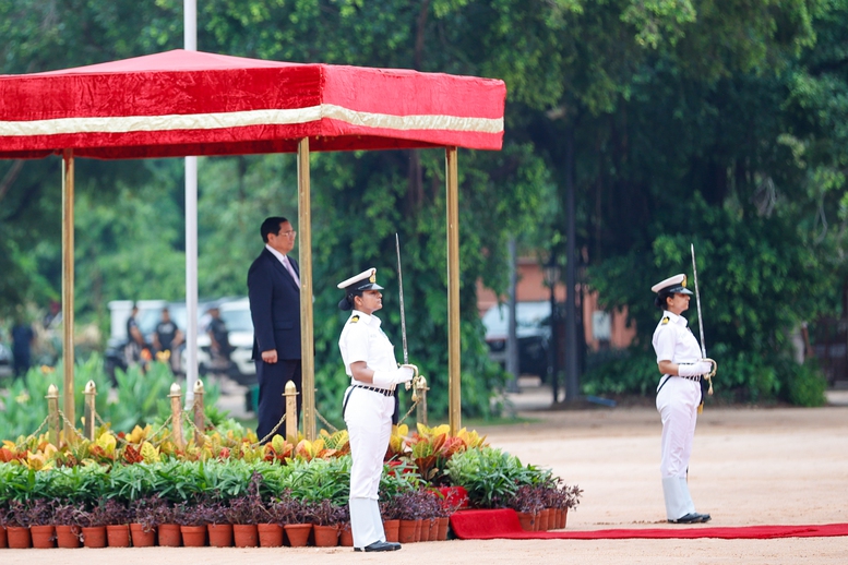 Thủ tướng Phạm Minh Chính trên bục danh dự, quân nhạc cử quốc thiều hai nước - Ảnh: VGP/Nhật Bắc