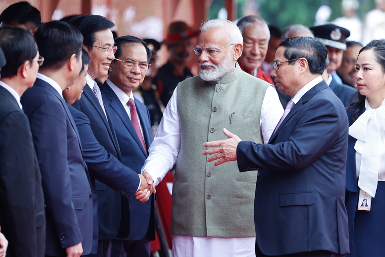 Thủ tướng Phạm Minh Chính giới thiệu với Thủ tướng Ấn Độ Narendra Modi về thành phần đoàn cấp cao Việt Nam - Ảnh VGP/Nhật Bắc