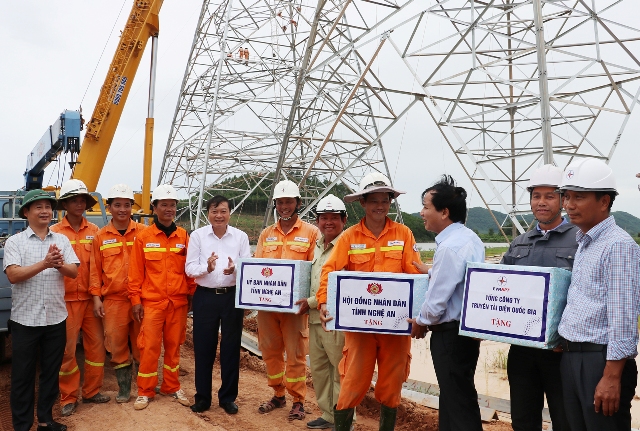 lãnh đạo tỉnh tặng quà cán bộ, kỹ sư, công nhân đang thi công tại vị trí cột số 460, xã Ngọc Sơn, huyện Quỳnh Lưu.