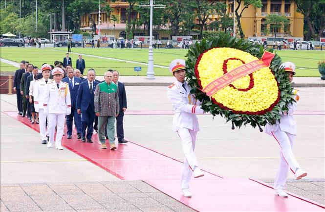 Tổng thống nước Cộng hòa Dân chủ Timor-Leste Jose Ramos-Horta đến đặt vòng hoa và vào Lăng viếng Chủ tịch Hồ Chí Minh. Ảnh: Phạm Kiên/TTXVN