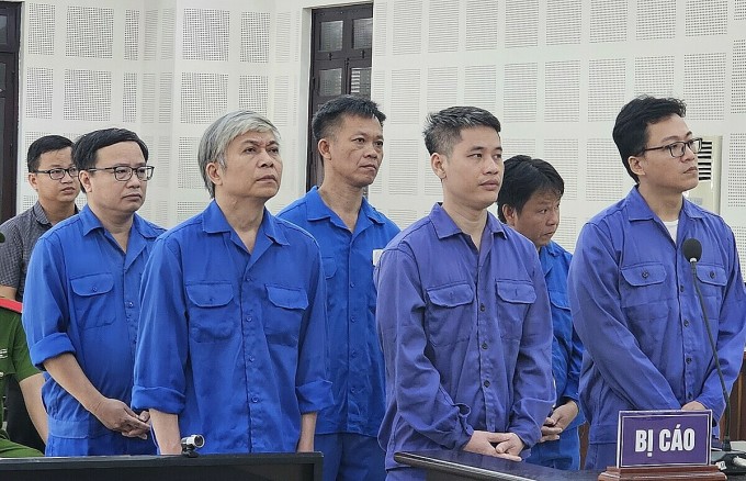 Ông Hồ Văn Khoa (thứ 3 từ trái sang) cùng các bị cáo tại tòa. Ảnh: Trạng Chi