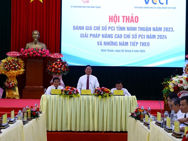 Các vị chủ trì hội thảo