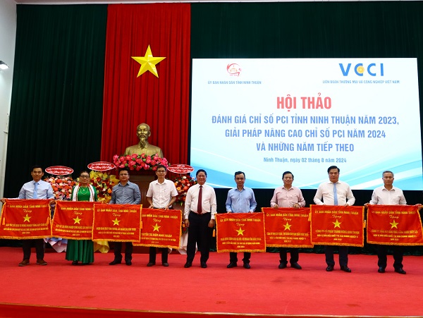 Lãnh đạo UBND tỉnh tặng cờ cho các đơn vị dẫn đầu khối thi đua