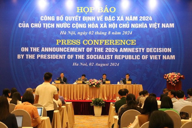 Quang cảnh phiên họp báo