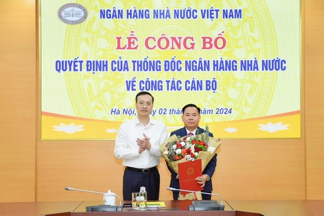 Phó Thống đốc Ngân hàng Nhà nước Phạm Quang Dũng trao quyết định cho ông Lại Hữu Phước.