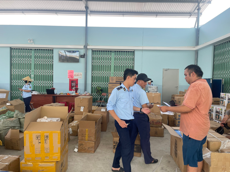 Tạm giữ hơn 7.000 sản phẩm hàng hóa tiêu dùng các loại không rõ nguồn gốc