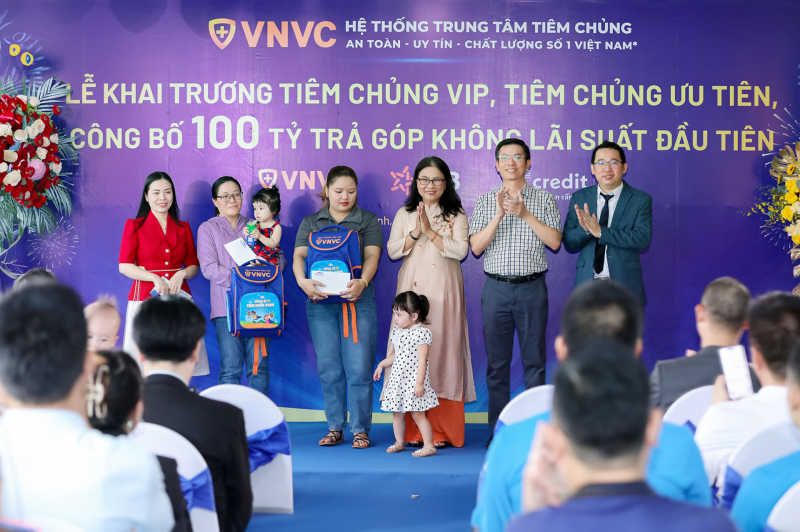 Sáng 3/8, VNVC tổ chức lễ khai trường tiêm chủng VIP, tiêm chủng ưu tiên, công bố 100 tỷ trả góp không lãi suất đầu tiên