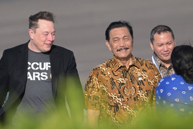 Tỷ phú công nghệ Elon Musk (trái) và Bộ trưởng Điều phối Hàng hải và Đầu tư Indonesia Luhut Binsar Pandjaitan (giữa) tại sân bay quốc tế Ngurah Rai ở Bali vào ngày 19/ 5. Tỷ phú Musk là một trong những cá nhân giàu có mà Indonesia hy vọng sẽ thu hút bằng chương trình thị thực vàng. Ảnh: AFP