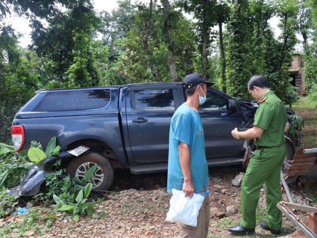 Lực lượng chức năng kiểm tra hiện trường vụ tai nạn.