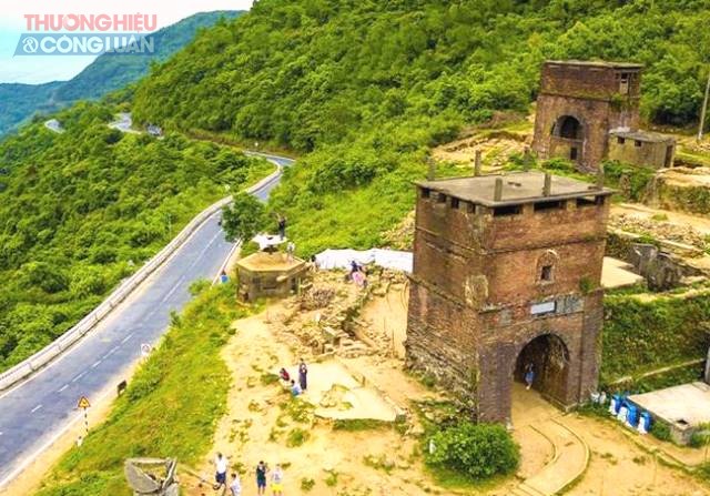 Hải Vân Quan, tọa lạc trên đỉnh đèo Hải Vân. Cách trung tâm TP. Huế khoảng 90km và cách TP. Đà Nẵng khoảng 28km.