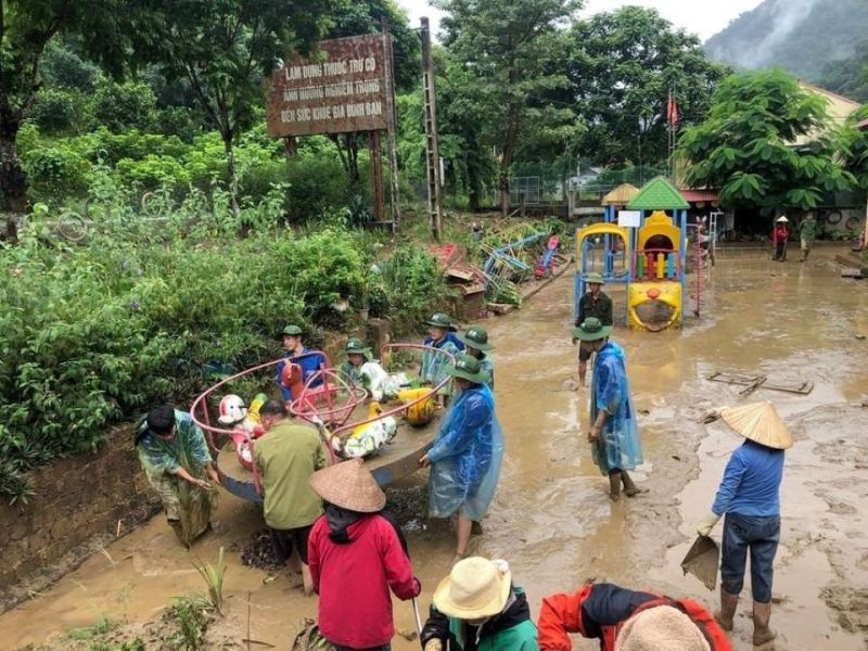 Đoàn thanh niên tham gia hỗ trợ dọn dẹp sau mua lũ