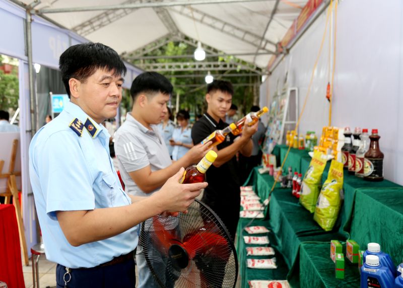 Lực lượng quản lý thị trường Hà Giang hướng dẫn người tiêu dùng phân biệt hàng thật, hàng giả