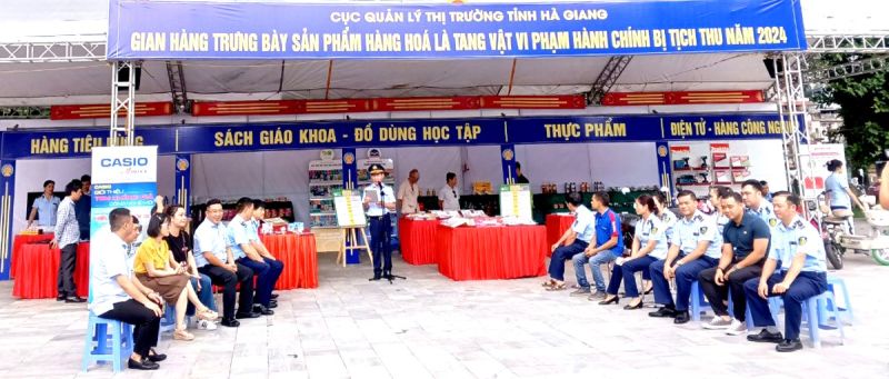 Cục Quản lý thị trường tỉnh Hà Giang vừa tổ chức khai trương gian hàng trưng bày, nhận diện hàng thật - hàng giả.