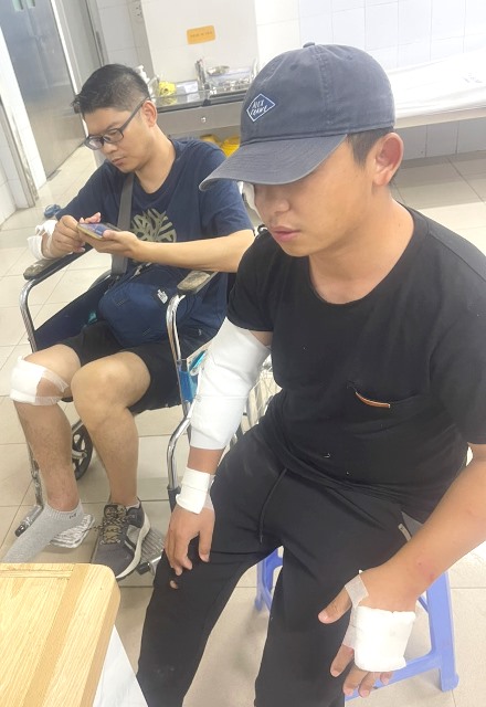 Hai nam thanh ni&ecirc;n người Trung Quốc c&ugrave;ng đi một xe m&ocirc; t&ocirc;, m&ocirc;t người bị thương v&agrave; một người g&atilde;y ch&acirc;n. Ảnh chụp tại Trung t&acirc;m Y tế quận Li&ecirc;n Chiểu tối ng&agrave;y 3/8