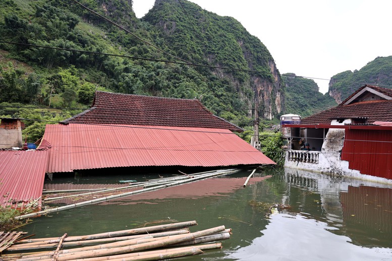 Mưa lớn gây lũ quét, sạt lở đất tại các huyện Mai Sơn, Thuận Châu và ngập lụt nghiêm trọng tại TP. Sơn La - Ảnh: VGP/Nguyễn Đức