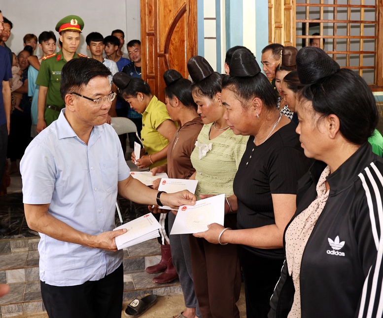 Phó Thủ tướng tặng quà, thăm hỏi động viên người dân vùng ngập lụt - Ảnh: VGP/Nguyễn Đức