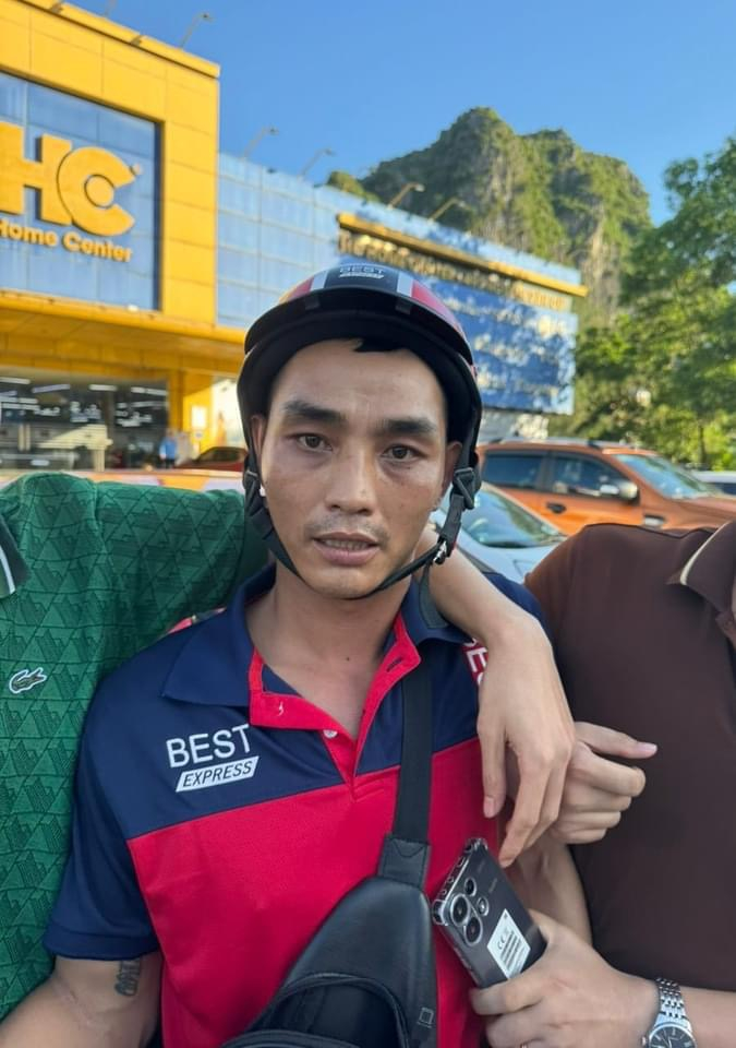 Công an TP Hạ Long bắt giữ đối tượng cướp tài sản của 2 du khách nước ngoài. Ảnh Báo Quảng Ninh