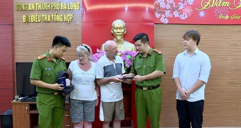 Nhận lại tài sản từ cơ quan Công an, 2 du khách nước ngoài đã rất vui mừng và bày tỏ cảm ơn về tinh thần trách nhiệm của Công an TP Hạ Long. Ảnh Báo Quảng Ninh