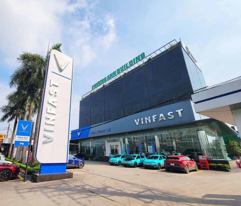 VinFast Phan Trọng Tuệ (Hà Nội) có quy mô lên tới 8.000m2 cùng hệ thống máy móc, trang thiết bị hiện đại, là Nhà phân phối 3S lớn nhất của VinFast trên toàn quốc.