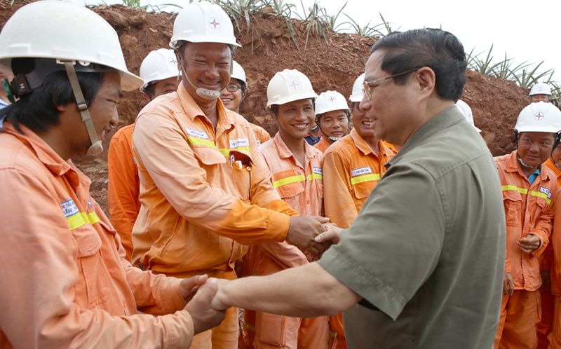 Thủ tướng Phạm Minh Chính thăm hỏi, động viên các CBCNV EVN, EVNNPT tham gia Dự án đường dây 500kV mạch 3, tháng 6/2024