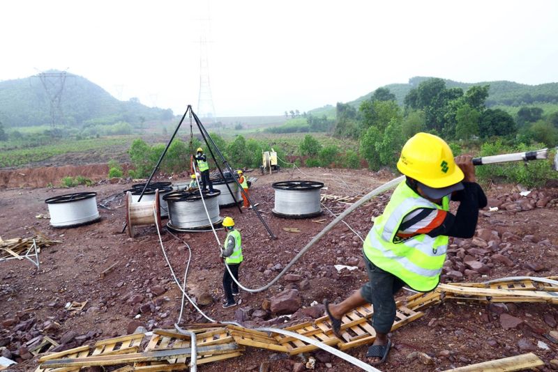 Thi công kéo dây đường dây 500kV mạch 3 đoạn qua huyện Cẩm Xuyên (Hà Tĩnh)