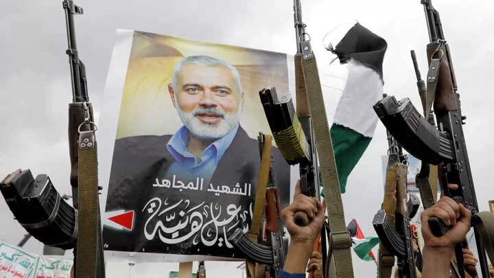 Hình ảnh thủ lĩnh Hamas bị ám sát Ismail Haniyeh trong một cuộc tuần hành ủng hộ phong trào Hamas tại Yemen hôm 2/8. (Ảnh: AP)