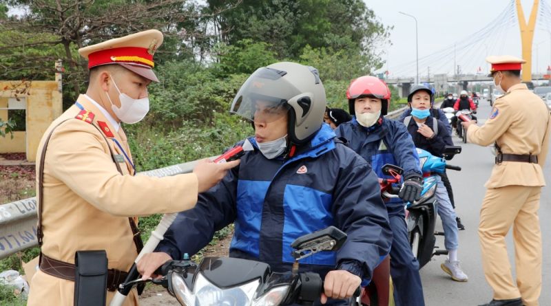 Cảnh sát giao thông Bắc Ninh kiểm tra nồng độ cồn người điều khiển xe mô tô.