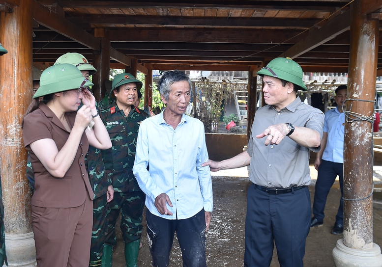 Phó Thủ tướng Trần Lưu Quang thăm hỏi, động viên gia đình bị ảnh hưởng do mưa bão - Ảnh: VGP/Nhật Bắc