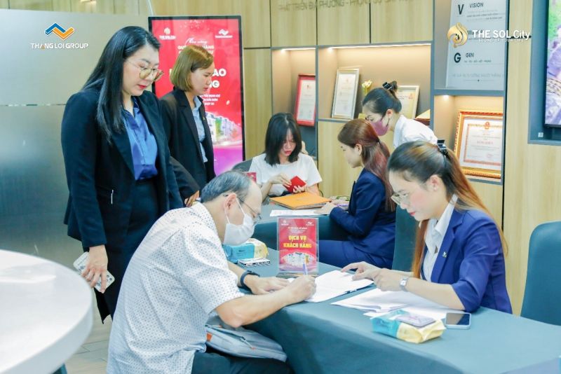 Khách hàng tiến hành thủ tục ký nhận bàn giao sổ hồng dự án The Sol City Khách hàng tiến hành thủ tục ký nhận bàn giao sổ hồng dự án The Sol City