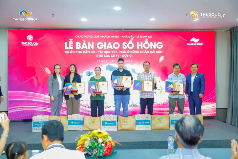 Đại diện Tập đoàn Thắng Lợi bàn giao sổ hồng cho khách hàng hôm 03/08/2024 Đại diện Tập đoàn Thắng Lợi bàn giao sổ hồng cho khách hàng hôm 03/08/2024