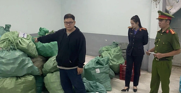 14 đối tượng lừa hàng nghìn người mua bán tiền giả bị tạm giam