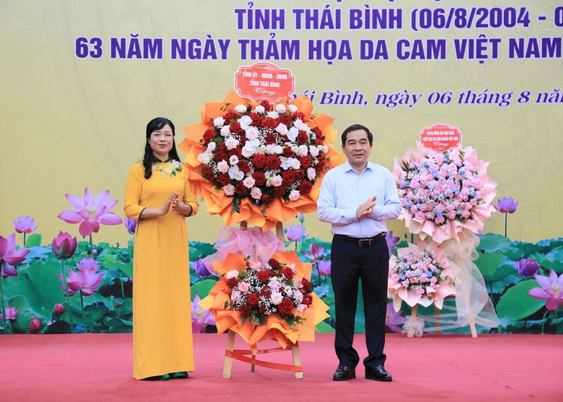 Đồng chí Nguyễn Tiến Thành, Phó Bí thư thường trực Tỉnh ủy, Chủ tịch HĐND tỉnh tặng hoa chúc mừng