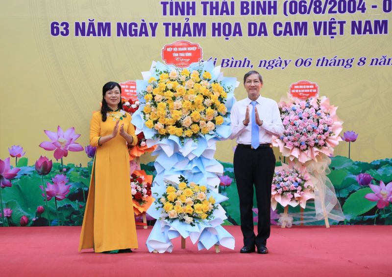 Đồng chí Nguyễn Tiến Thành, Phó Bí thư thường trực Tỉnh ủy, Chủ tịch HĐND tỉnh tặng hoa c mừng.