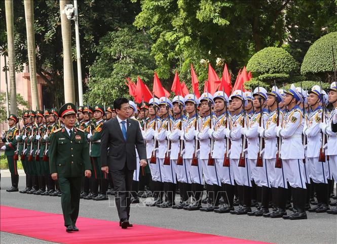 Đại tướng, Bộ trưởng Quốc phòng Phan Văn Giang và Bộ trưởng Quốc phòng Nhật Bản Kihara Minoru duyệt Đội Danh dự QĐND Việt Nam tại lễ đón. Ảnh: Trọng Đức/TTXVN