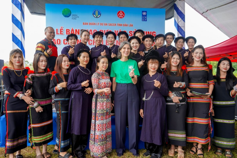 Bà Ramla Khalidi - Trưởng đại diện thường trú UNDP tại Việt Nam tại lễ bàn giao ao chống chịu biến đổi khí hậu ứng phó với mùa khô hạn sắp tới tại Đắk Lắk. (Nguồn: UNDP Việt Nam)