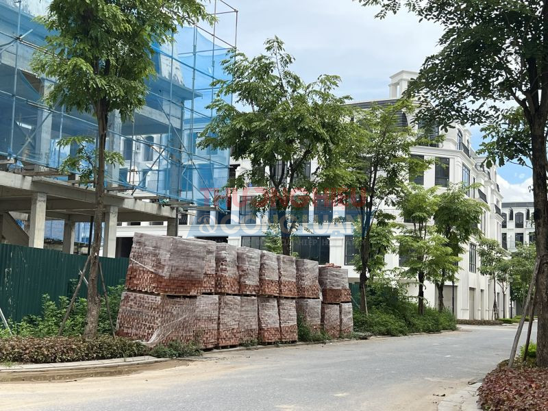 Những khối block gạch xây dựng vẫn còn ngổn ngang...