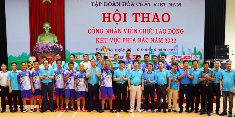 Lãnh đạo Tập đoàn và lãnh đạo Công ty chúc mừng đội bóng đá nam Supe Lâm Thao giành cúp vô địch Hội thao tập đoàn HCVN năm 2022