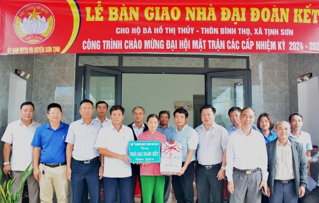 Tỉnh Quảng Ngãi trao nhà Đại đoàn kết cho các hộ nghèo