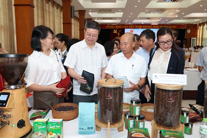 Các đại biểu tham quan gian hàng của các tỉnh trưng bày tại Toạ đàm.