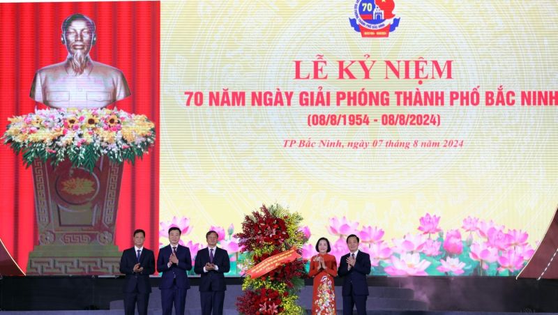 Phó Chủ tịch Quốc hội Nguyễn Thị Thanh tặng hoa chúc mừng Đảng bộ, chính quyền và Nhân dân thành phố Bắc Ninh.