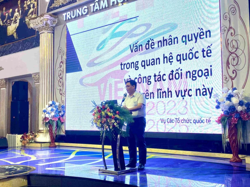 Ông Nguyễn Vũ Minh, Phó Vụ trưởng Vụ Các Tổ chức quốc tế, Bộ Ngoại giao trình bày.Chuyên đề “Vấn đề nhân quyền tại các diễn đàn đa phương, quốc tế và ứng xử của Việt Nam”. (Ảnh: Xuân Sơn)