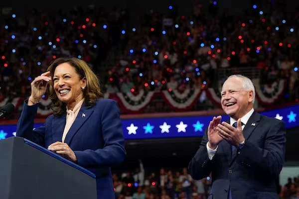 Phó Tổng thống Kamala Harris và ông Tim Walz tại buổi vận động tranh cử đầu tiên cùng nhau ở bang Pennsylvania. (Nguồn: Reuters)