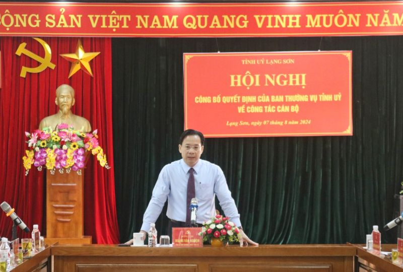 Phó Bí thư Thường trực Tỉnh ủy Lạng Sơn Hoàng Văn Nghiệm, Trưởng Đoàn Đại biểu Quốc hội tỉnh Lạng Sơn phát biểu giao nhiệm vụ cho các đồng chí được phân công, điều động, bổ nhiệm