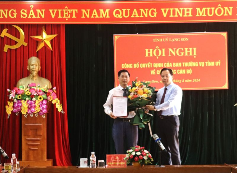 Phó Bí thư Thường trực Tỉnh ủy Lạng Sơn Hoàng Văn Nghiệm trao quyết định, tặng hoa chúc mừng tân Phó Trưởng Ban Dân vận Tỉnh ủy Lạng Sơn Lý Việt Hưng