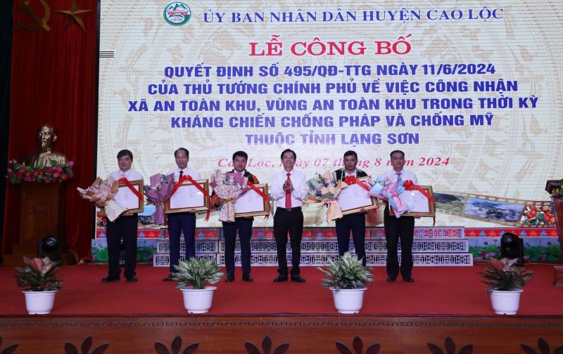 Lãnh đạo UBND huyện Cao Lộc, tỉnh Lạng Sơn trao quyết định công nhận xã An toàn khu cho lãnh đạo 5 xã được công nhận