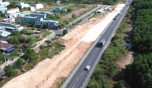 Hiện trên toàn tuyến Dự án cao tốc Hòa Liên - Túy Loan mới chỉ có một vài điểm đang được thi công cầm chừng Hiện trên toàn tuyến Dự án cao tốc Hòa Liên - Túy Loan mới chỉ có một vài điểm đang được thi công cầm chừng