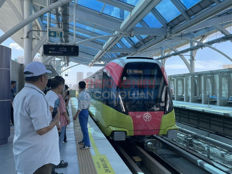 Tàu điện metro Nhổn - Ga Hà Nội: Thu hút nhiều khách trong nước và quốc tế đến trải nghiệm