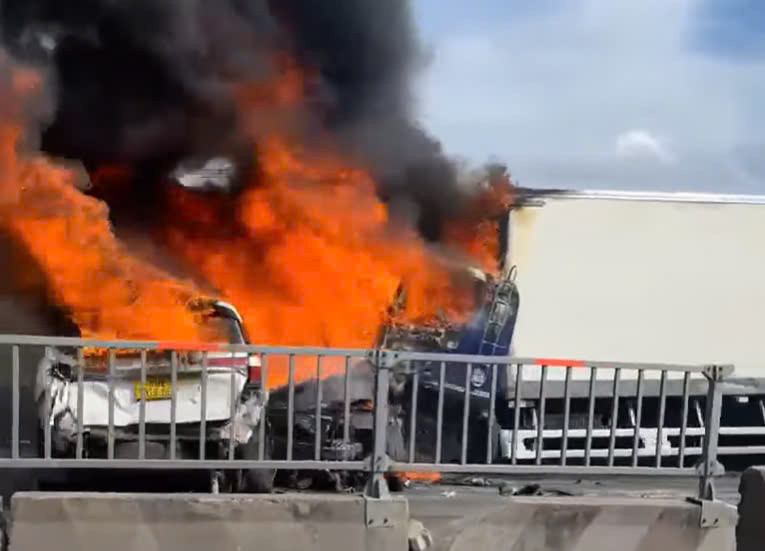 Hiện trường vụ tai nạn liên hoàn, ô tô bốc cháy dưới chân cầu Phú Mỹ. Ảnh: NH.