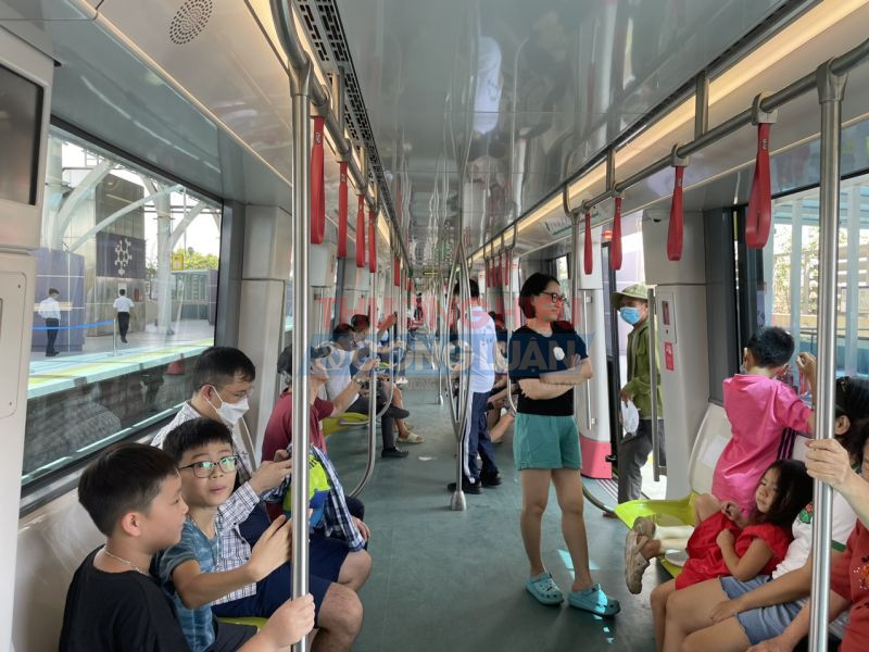 Hơn 14.000 khách đi tàu trong ngày đầu tiên vận hành vận hành tuyến metro Nhổn - Ga Hà Nội