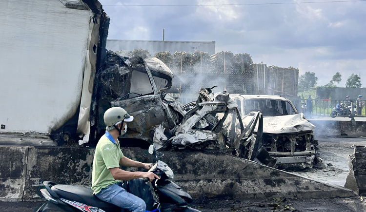 8 ô tô đâm liên hoàn khiến 3 xe bốc cháy ngùn ngụt